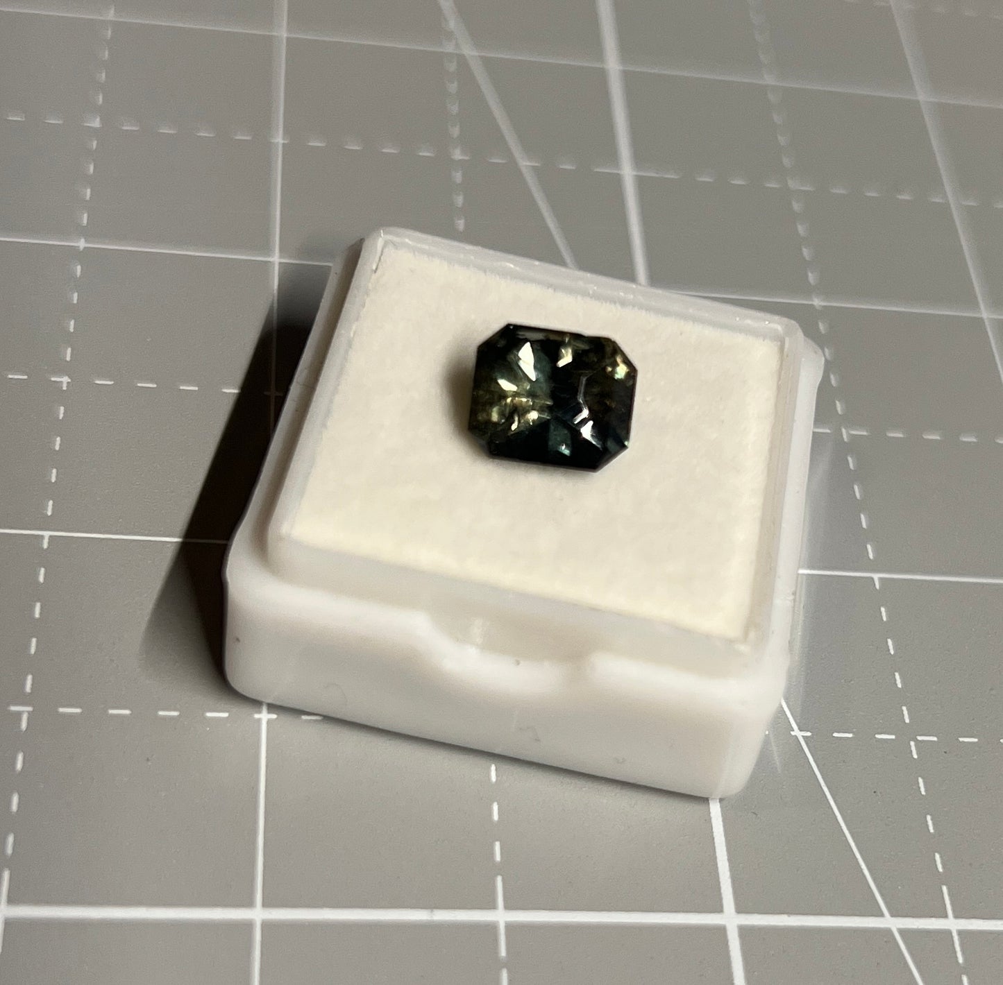 3.21 ct Moss Green Bicolor Umba Sapphire