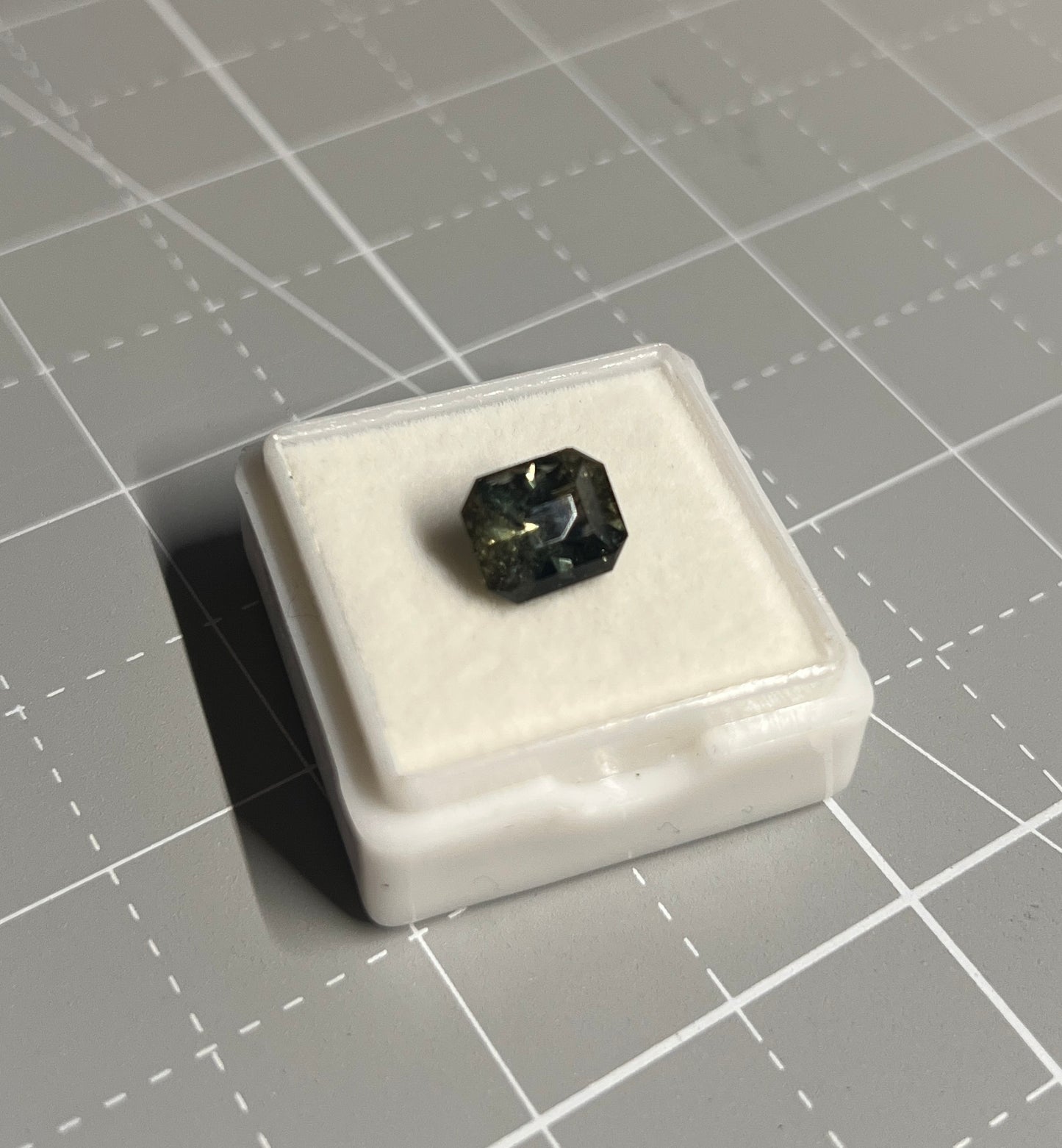 3.21 ct Moss Green Bicolor Umba Sapphire