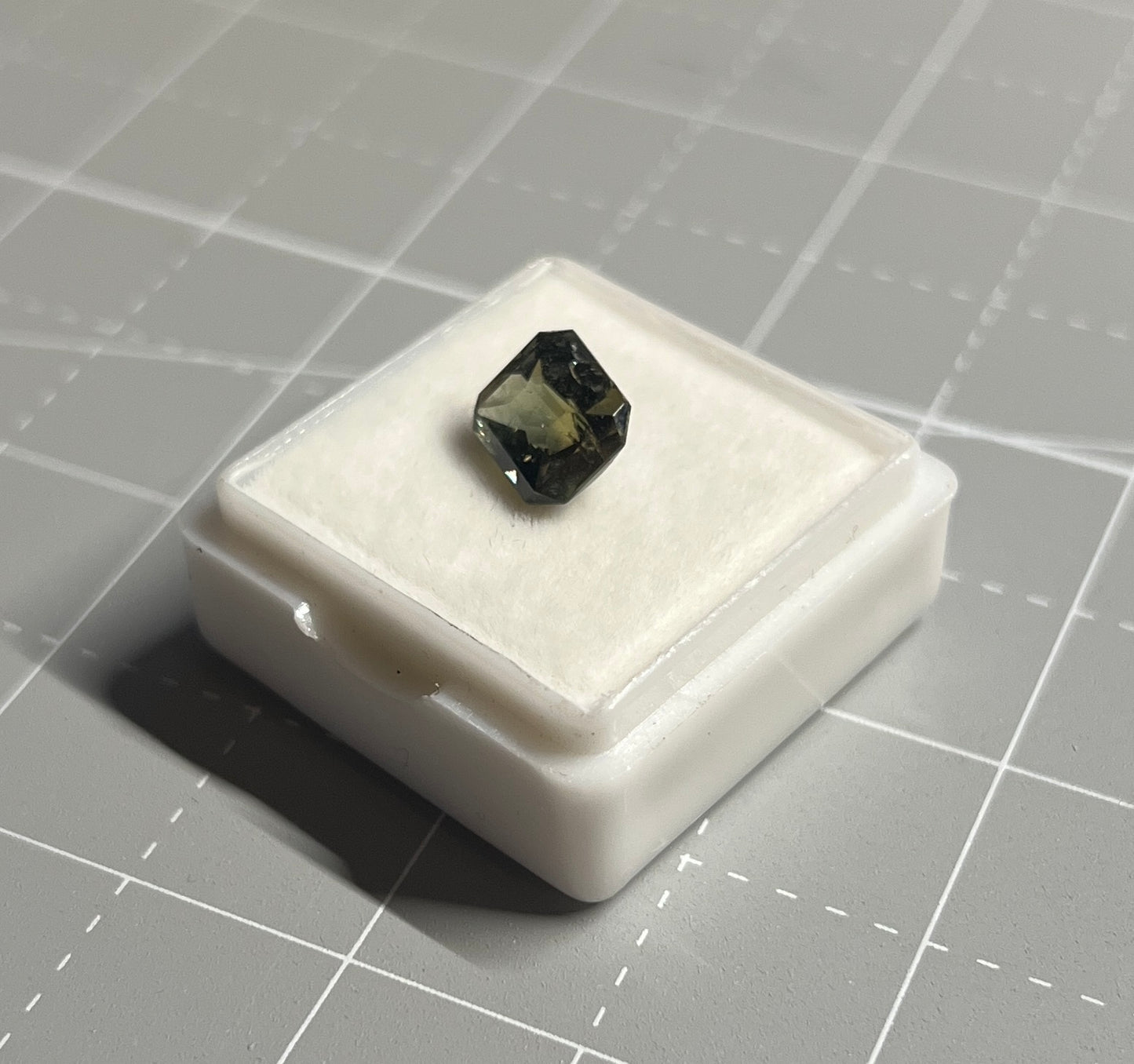 3.21 ct Moss Green Bicolor Umba Sapphire
