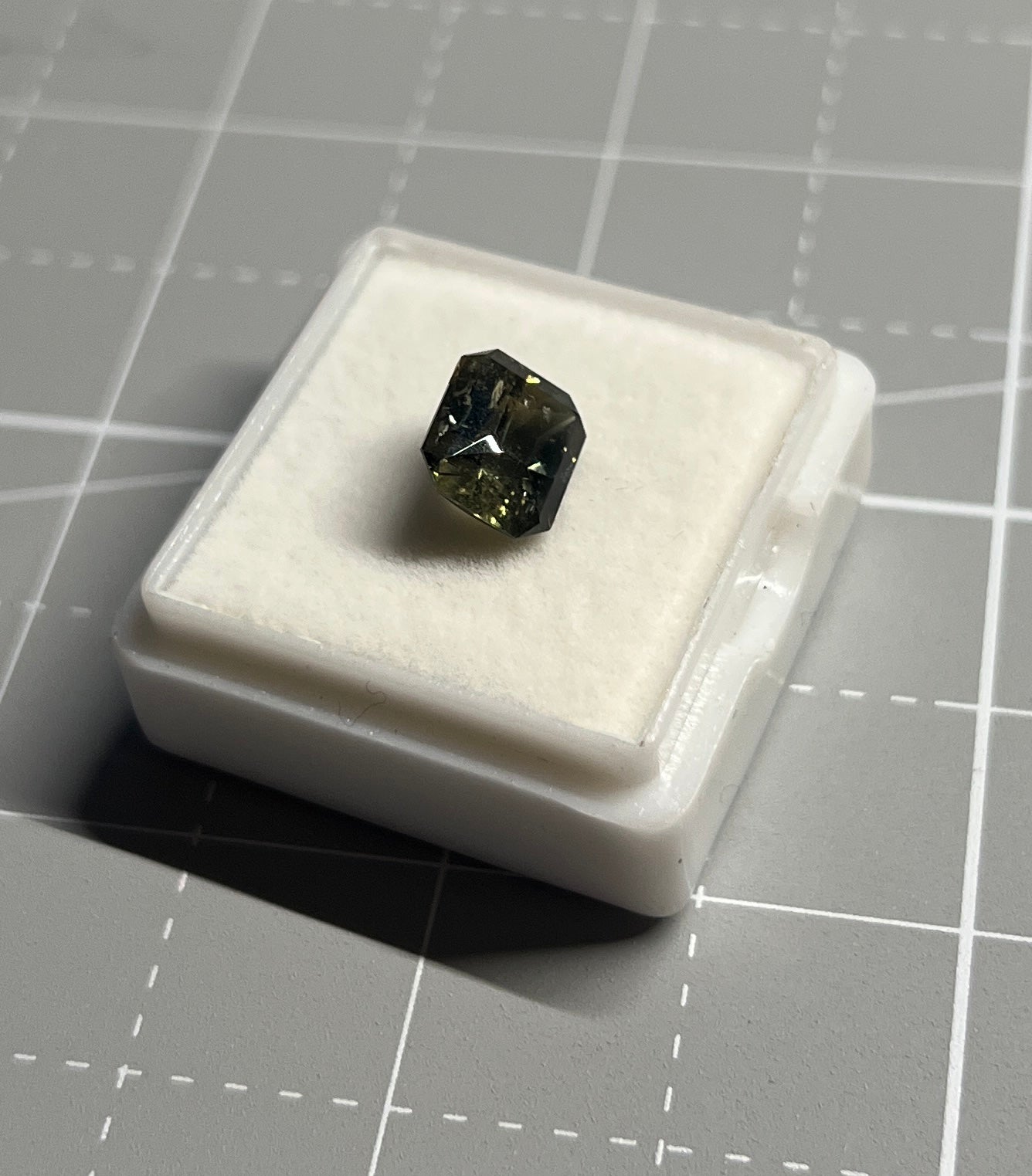 3.21 ct Moss Green Bicolor Umba Sapphire